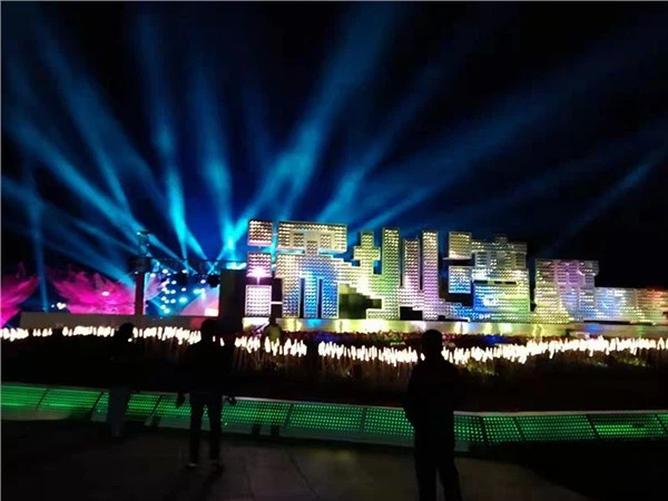 Осветени букви на канала в залива Шенжен